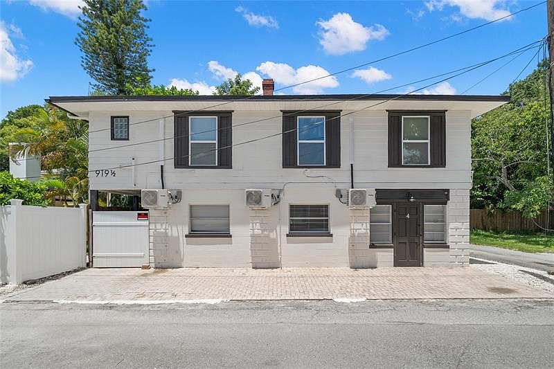 1st image of 919 1/2 16th Ave N #2