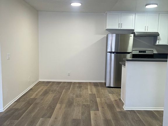 3rd image of 7320 Hazeltine Ave #204