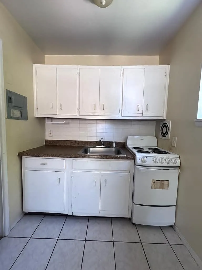 Studio, $1,100 — Photo 2