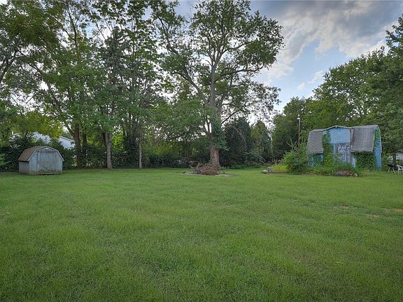 5th image of 3061 E Hickory St