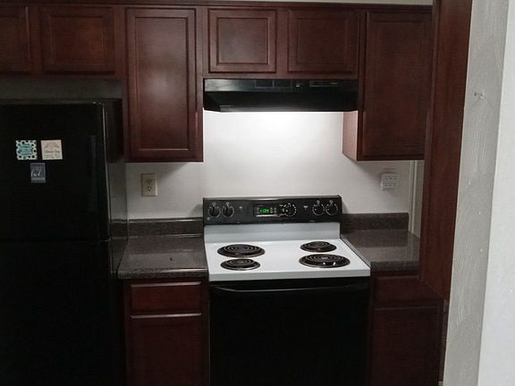 3rd image of 196 Greenfield Cres