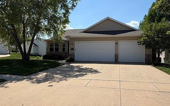 2nd image of 3411 Forest Valley Ct NE