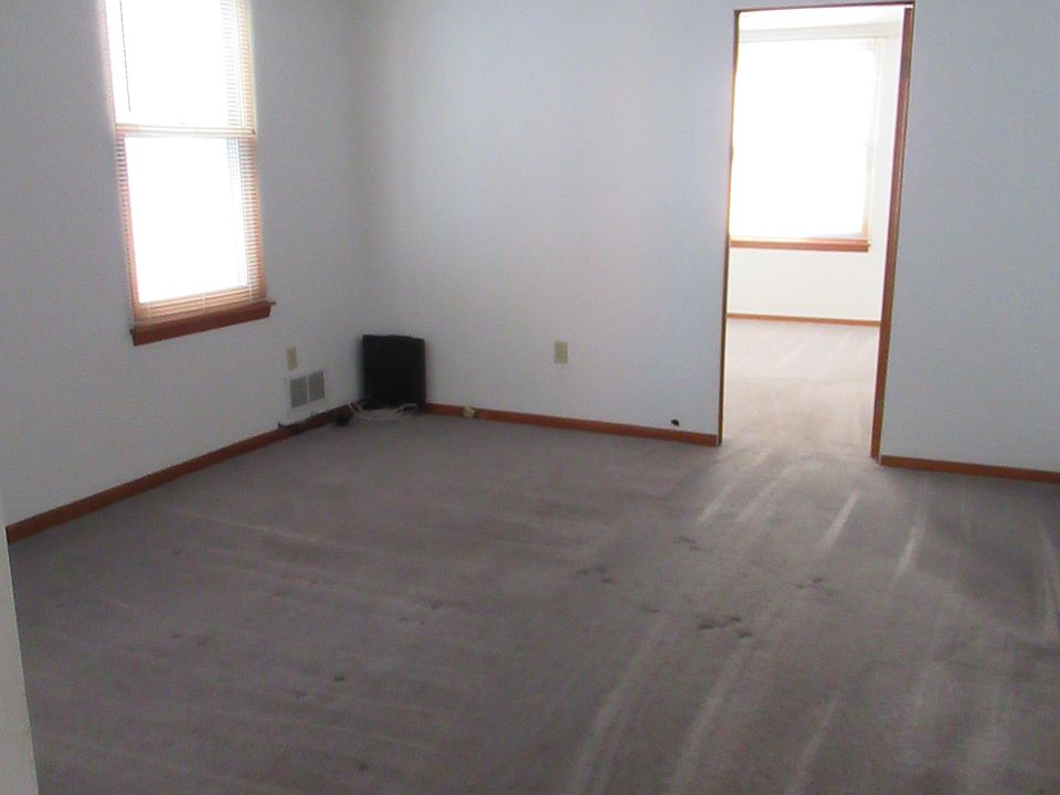 Living Room (empty for size)