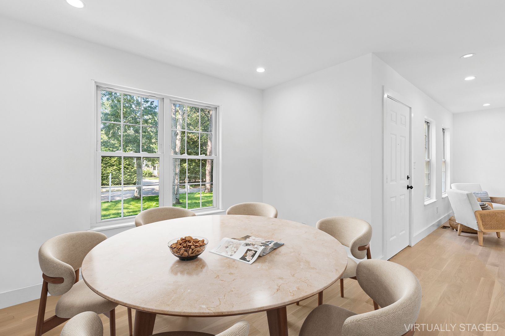  DINING AREA FOR EASILY 6 AND UP TO 10