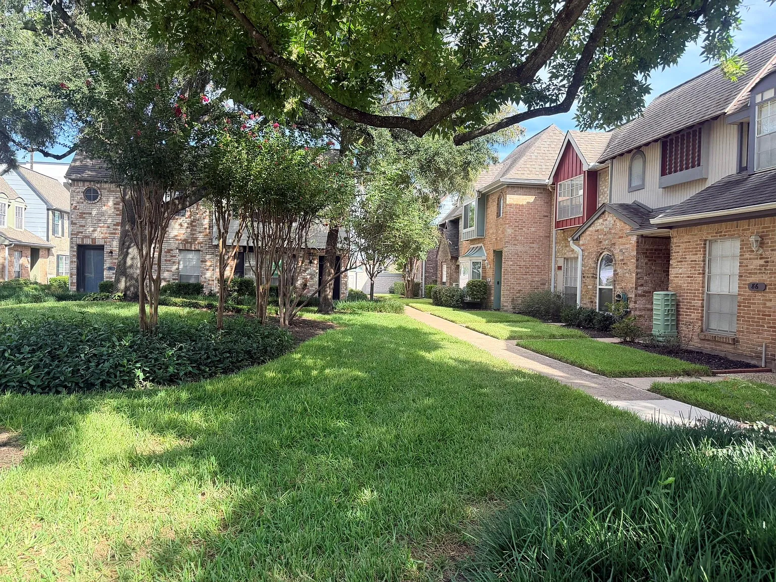 1 bed, 1.5 bath, 978 sqft, $1,350 — Photo 2