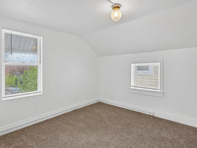 723 W Court St — Photo 8