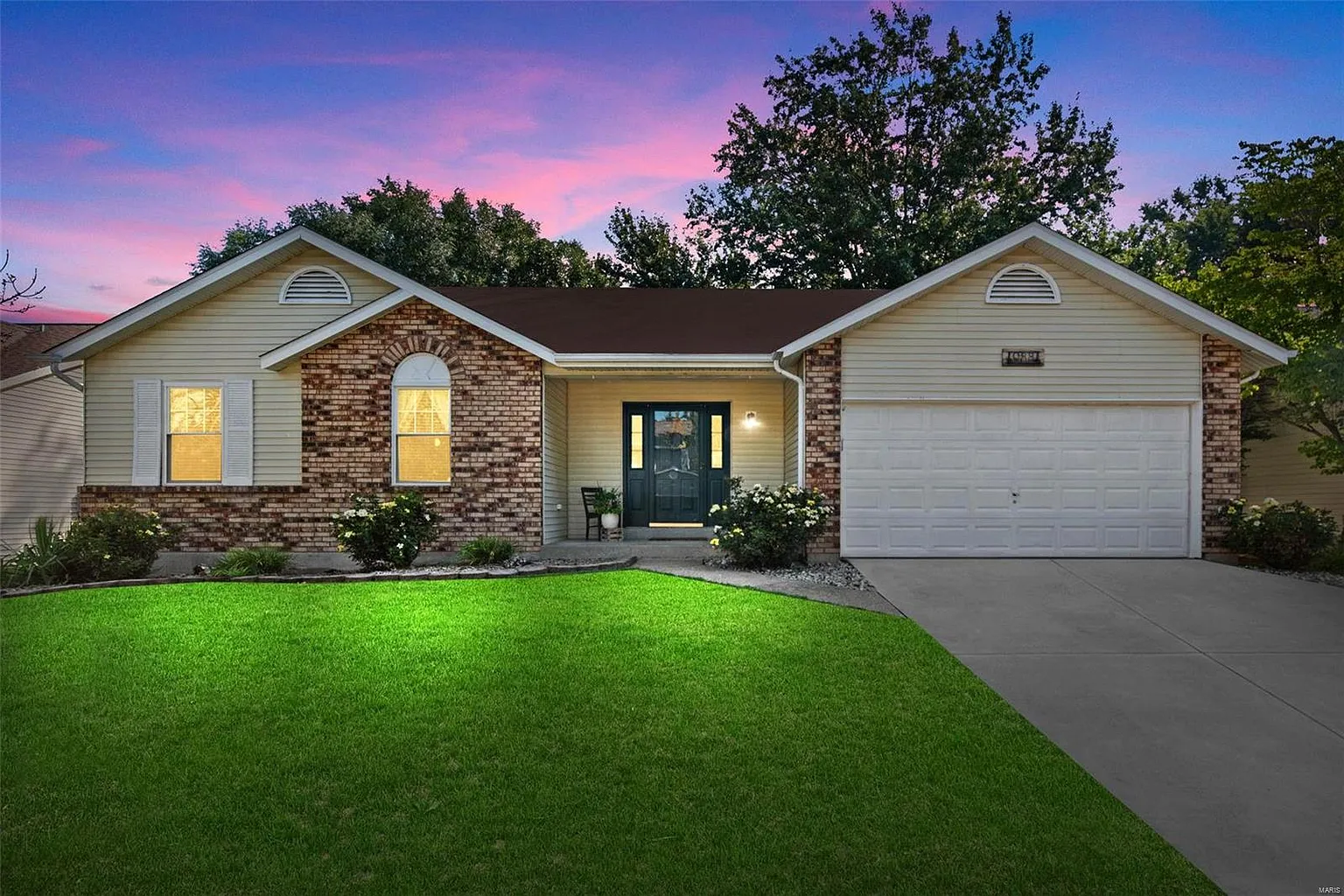 988 Whispering Ridge Ln photo 1
