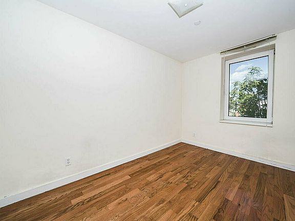 5th image of 960 Willoughby Ave APT 2L