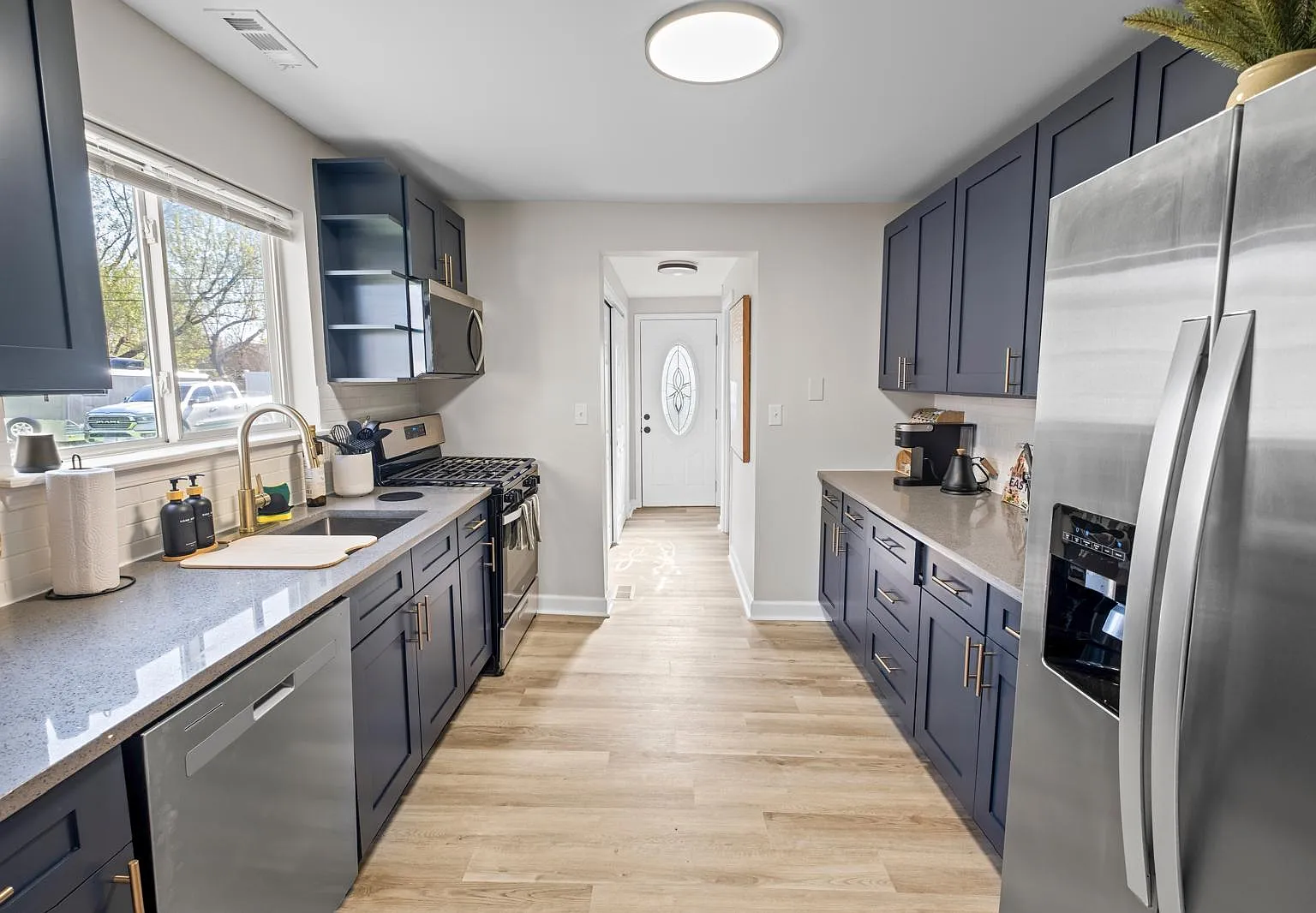3 bed, 845 sqft, $7,700 — Photo 4
