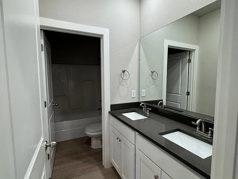 275 N Hunter St — Photo 22