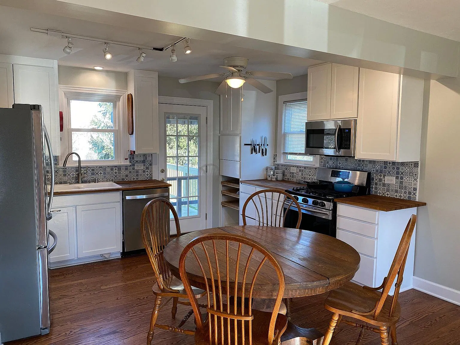 1321 Market St E — Photo 1