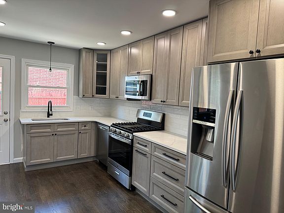 5th image of 176 Rockrose Dr