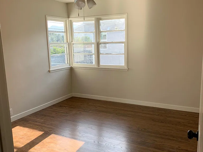 712 W Glenoaks Blvd — Photo 8