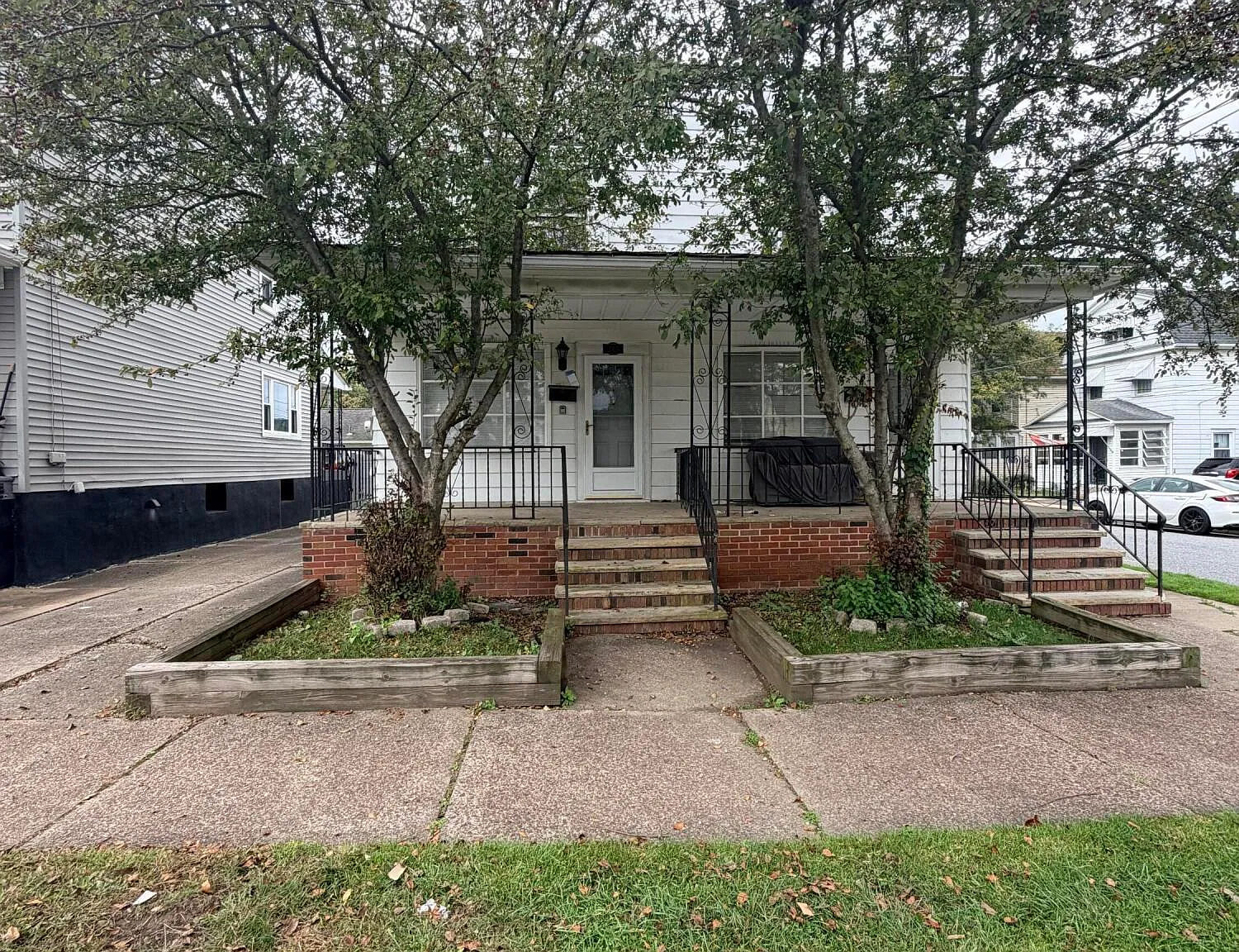 2 bed, 1.0 bath, 825 sqft, $1,200 — Photo 1