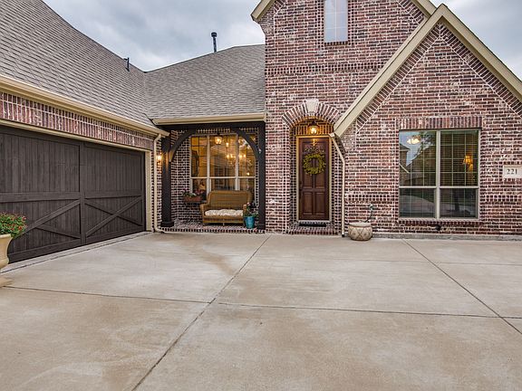 3rd image of 221 Crestbrook Dr
