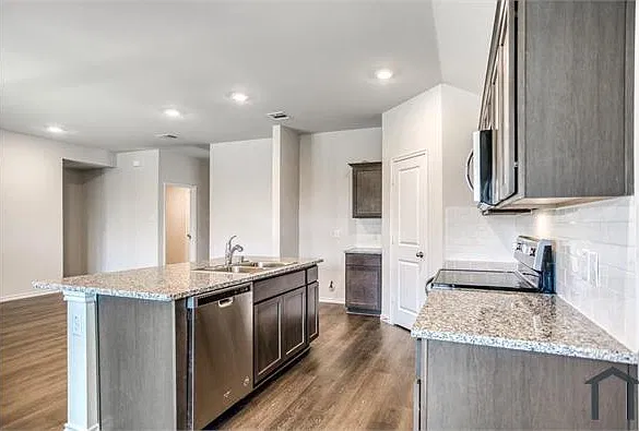 4 bed, 1702 sqft, $2,570 — Photo 3