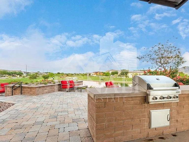 1447 E Flower St — Photo 39