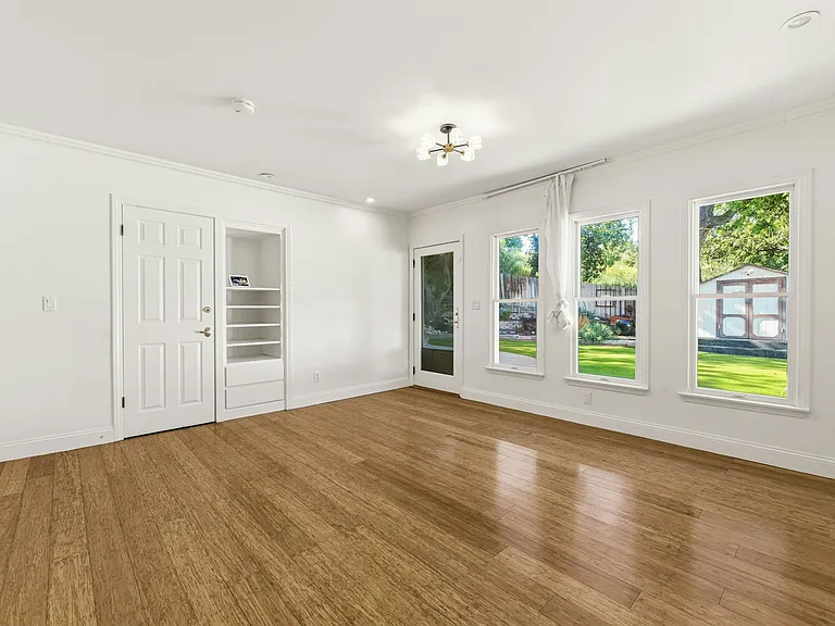 20305 Aetna St — Photo 30