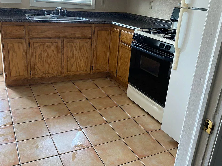 5824 Tehama Ave — Photo 7