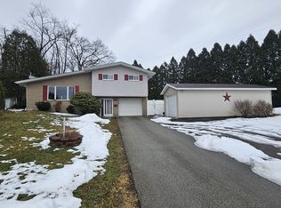 82 Fairhill Dr, Washington, PA 15301