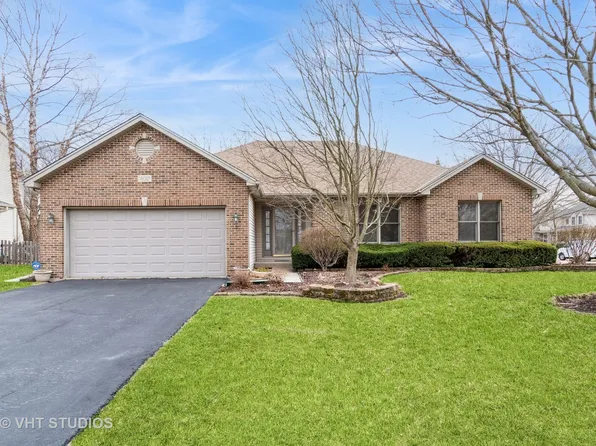 402 Camden Cir, Oswego, IL 60543