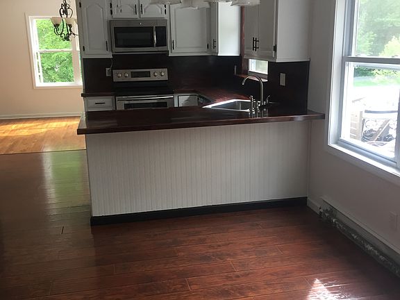 Kitchen and Breakfast Bar