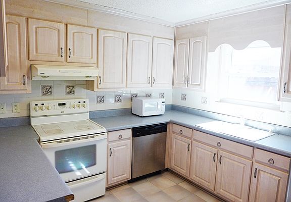 2nd image of 5 Regency Park Dr