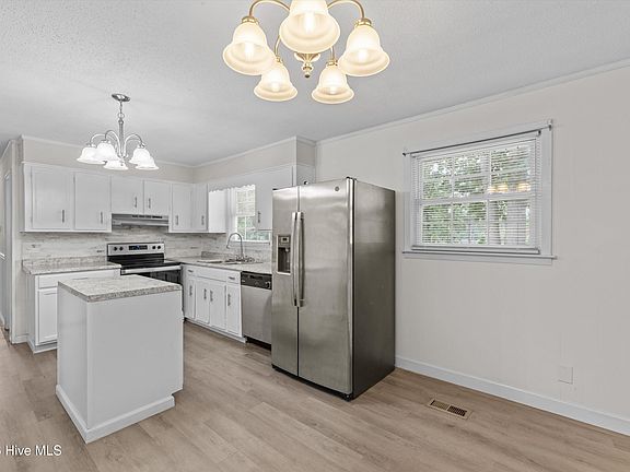 4th image of 2526 Meadowbrook Drive