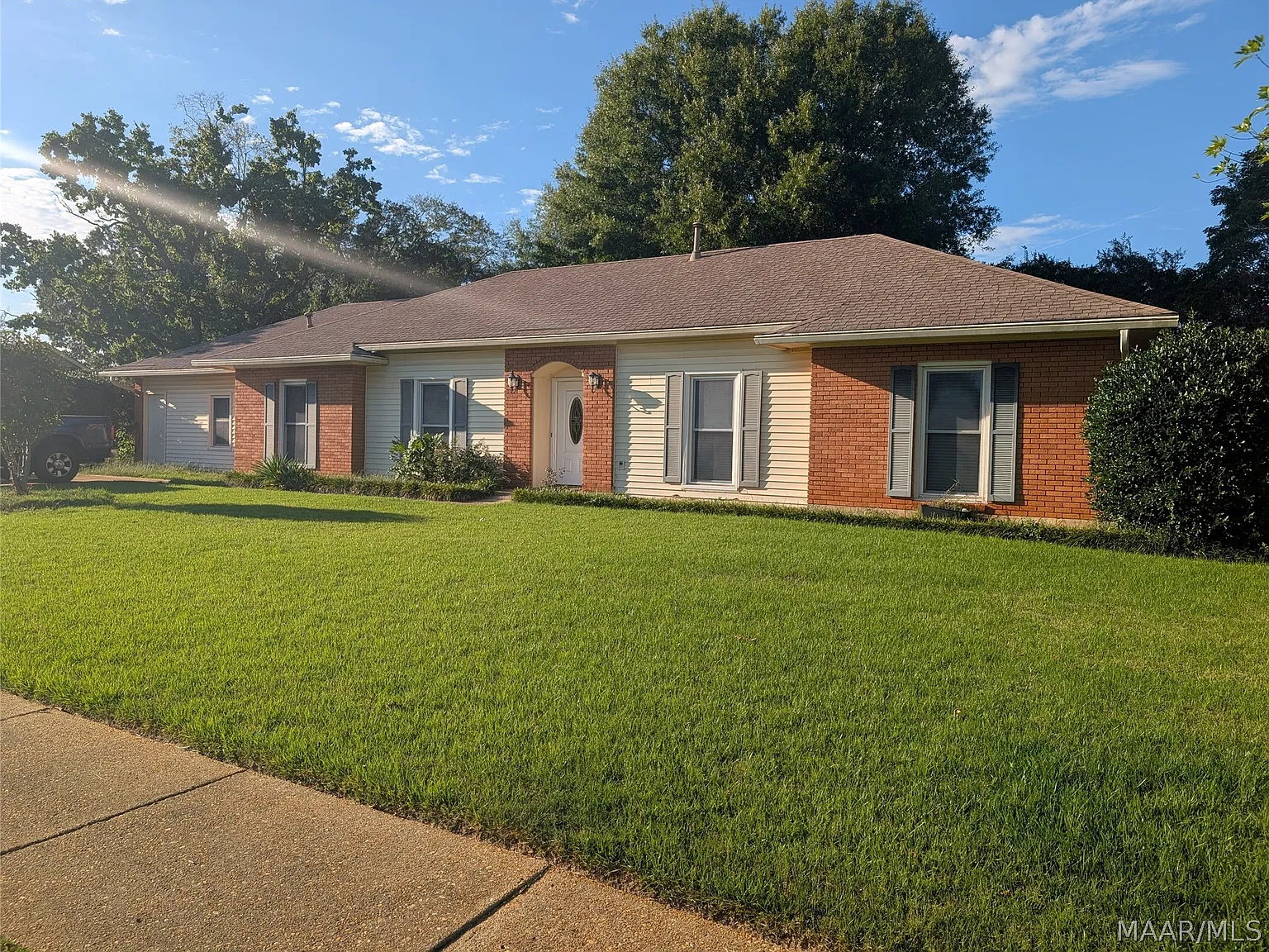 4 bed, 2.0 bath, 2278 sqft, $2,100 — Photo 2