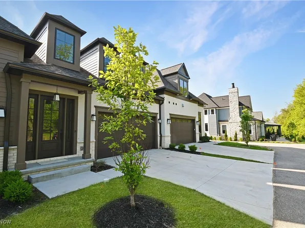 104 Woodridge Ln, Chagrin Falls, OH 44022