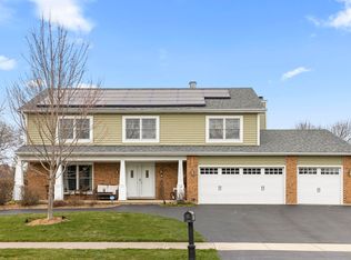 909 Hidden Lake Rd, Naperville, IL 60565