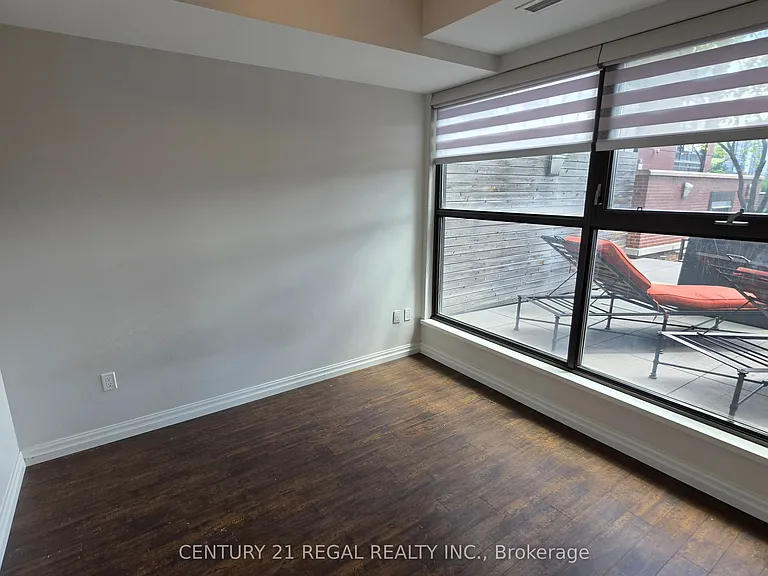 112 King St E #414 — Photo 12