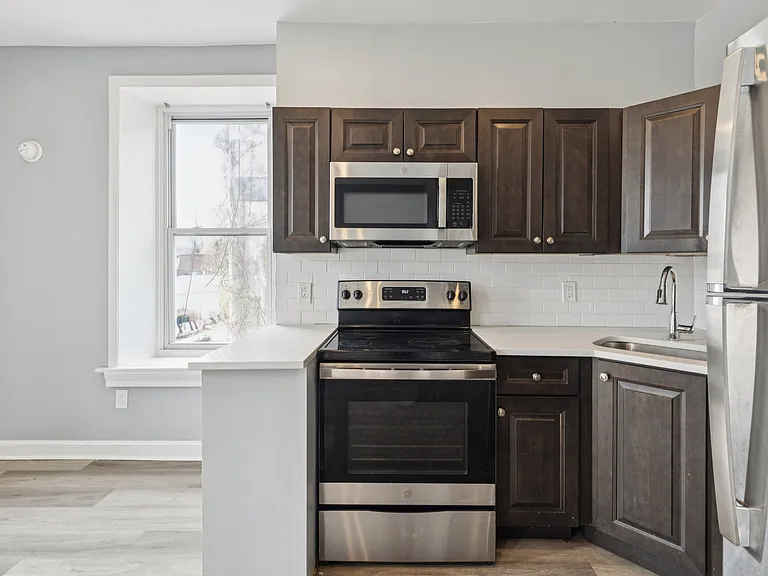 21 E Price St #2B — Photo 9
