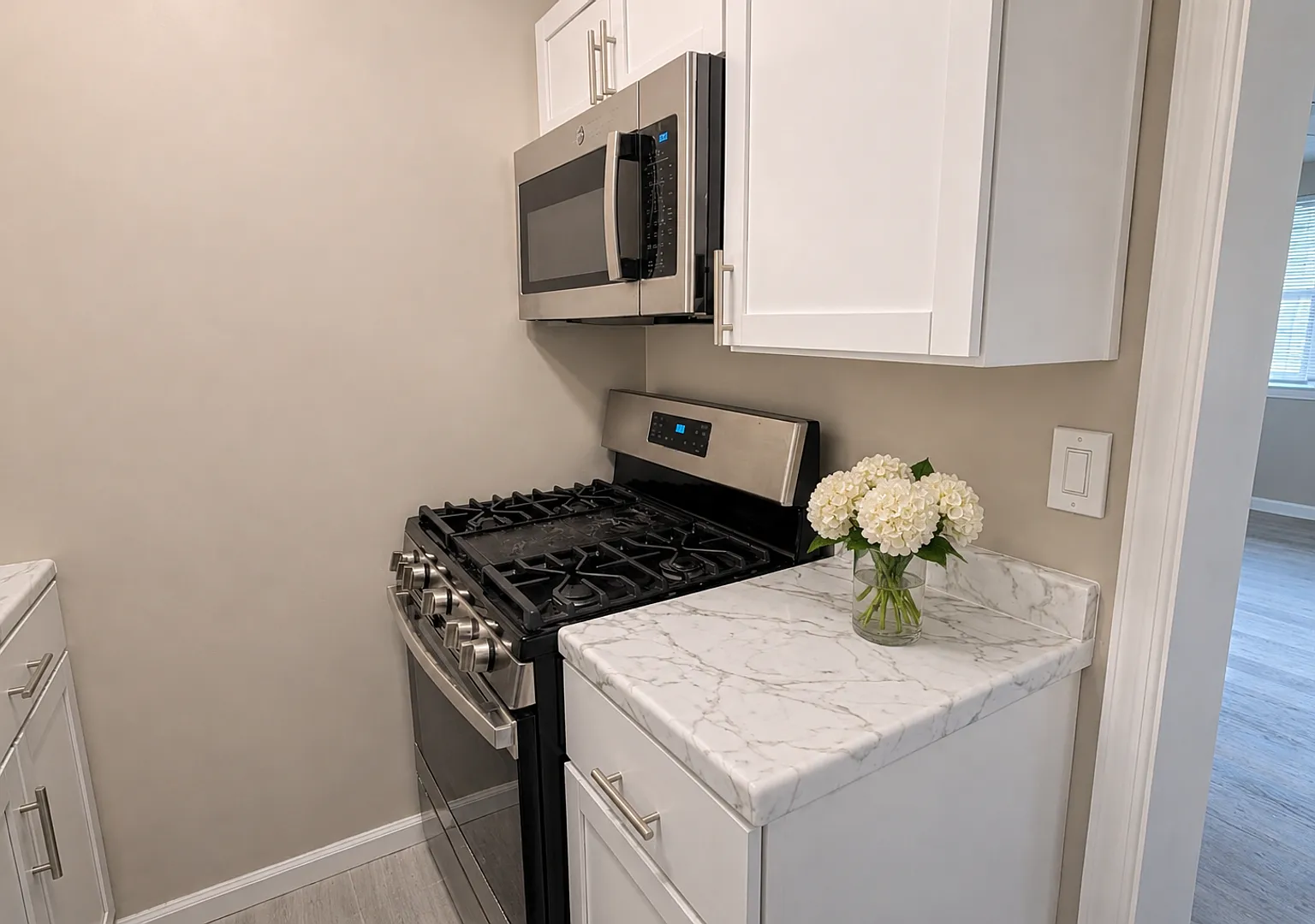 2026 Move-In Special $500 Lease Signing Bonus!! Comfortable 2br Condo With Easy Metro Access — Photo 1