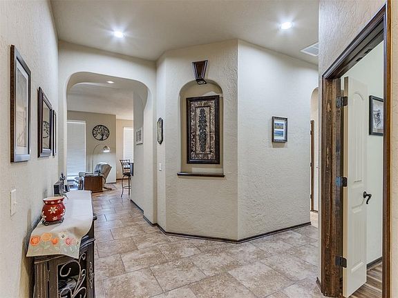 4th image of 812 Samantha Ln