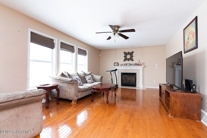 5th image of 27 Huntswood Lane