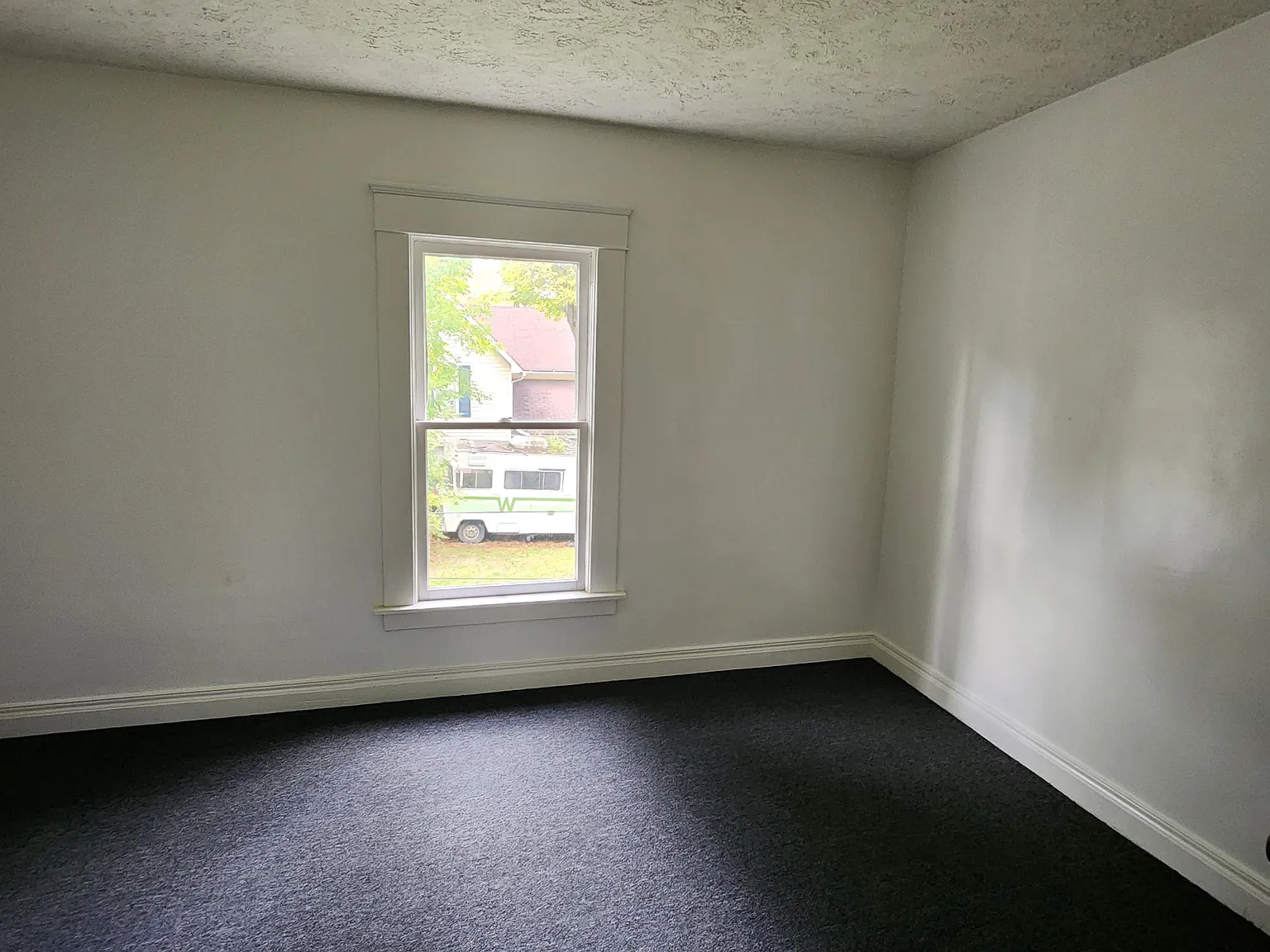 2 bed, 885 sqft, $945 — Photo 2