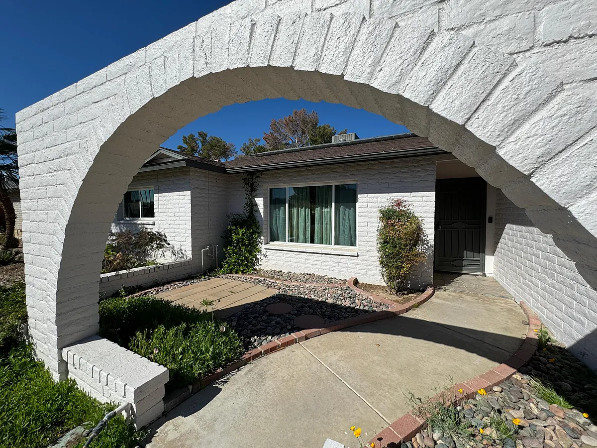 Building Photo - 7406 S Forest Ave