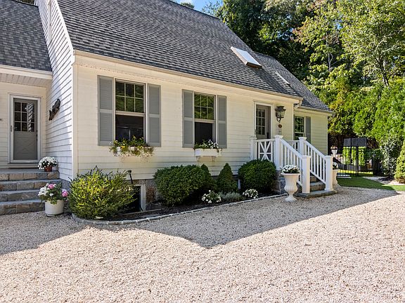 2nd image of 2421 Noyac Rd