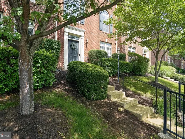 2195 Potomac Club Pkwy, Woodbridge, VA 22191