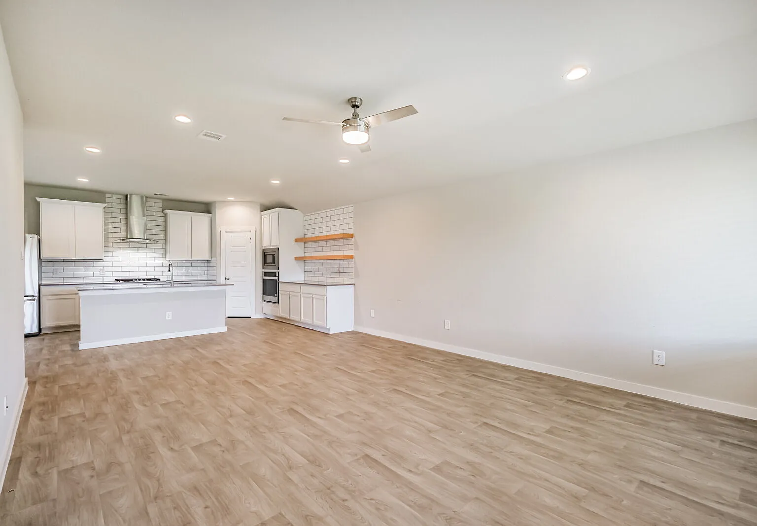 3 bed, 2.0 bath, 1655 sqft, $2,200 — Photo 4