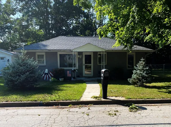 131 Michigan Ave, Plainwell, MI 49080