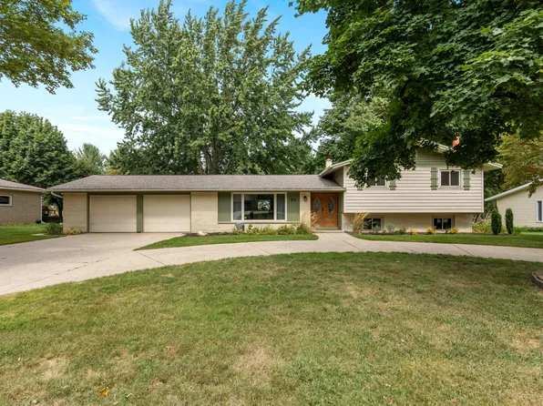 819 E Plainfield Ct, Zeeland, MI 49464
