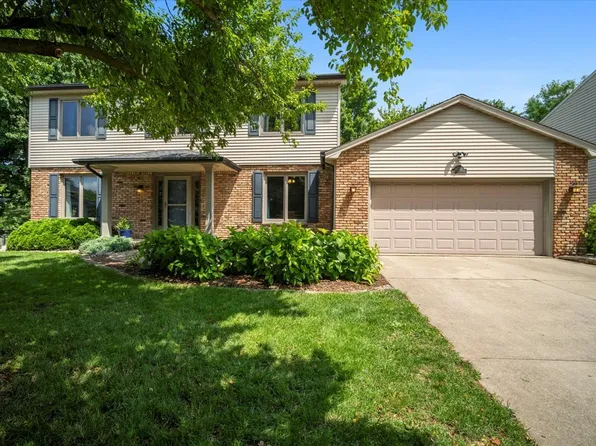 2 Kensington Cir, Bloomington, IL 61704