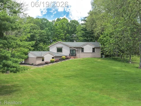 12168 Carriage Trail Cir, Davisburg, MI 48350