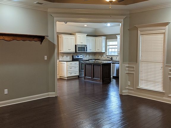 2nd image of 3946 Warwick Dr
