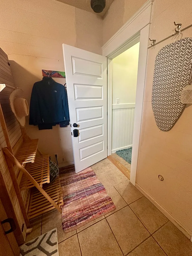 Furnished 2 bedroom Craftsman Apartment — Photo 3