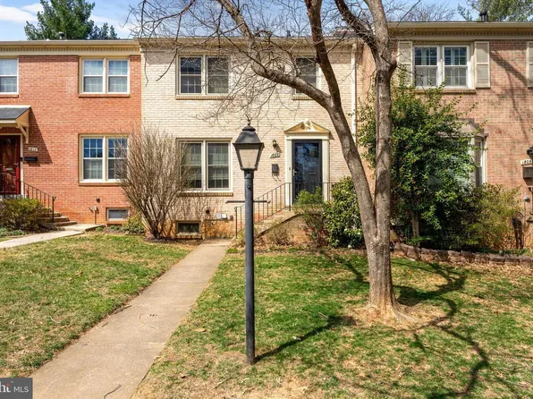 1808 Golf View Ct, Reston, VA 20190
