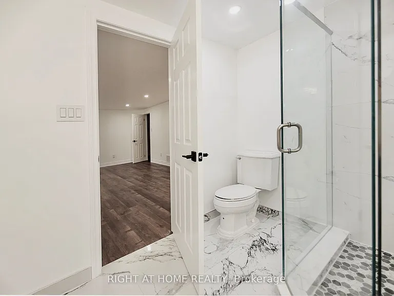 89 W Yonge Blvd NW — Photo 43