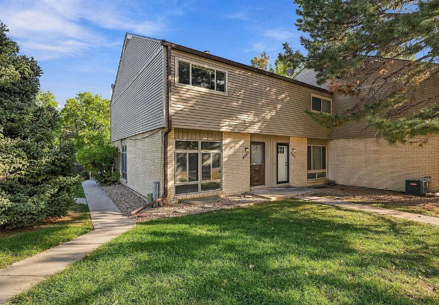 3 bed, 3.0 bath, 2065 sqft, $2,105 — Photo 1